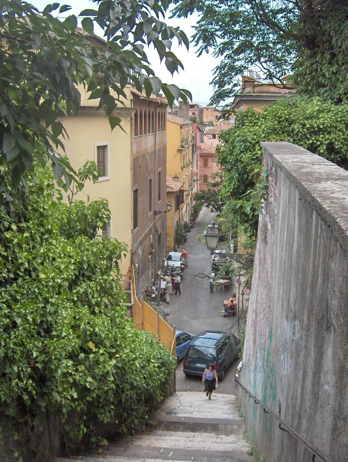 Un vicolo in salita del rione Trastevere a Roma