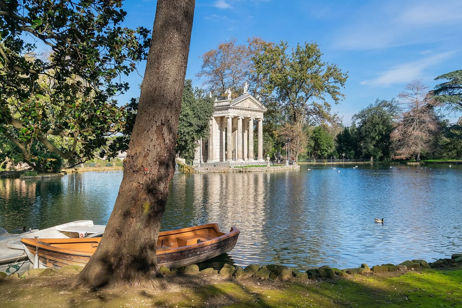 Il laghetto di Villa Borghese a Roma con il tempietto sull'isolotto